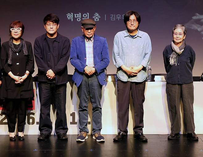 '쿼드, 연극의 질문들 : 진화하는 텍스트' 참여 연출가들. 왼쪽부터 김아라, 김광보, 김우옥, 이성열, 한태숙. 서울문화재단 제공