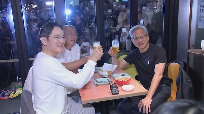 지난해 젠슨 황 엔비디아 CEO, 이재용 삼성전자 회장, 정의선 현대차그룹 회장이 함께 한 '치맥회동'