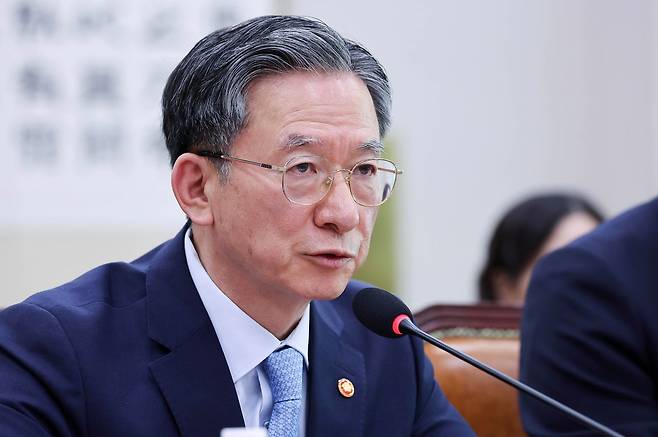 정성호 법무부 장관이 8일 국회에서 열린 법제사법위원회 전체회의에서 의원들 질의에 답하고 있다. 임현동 기자.