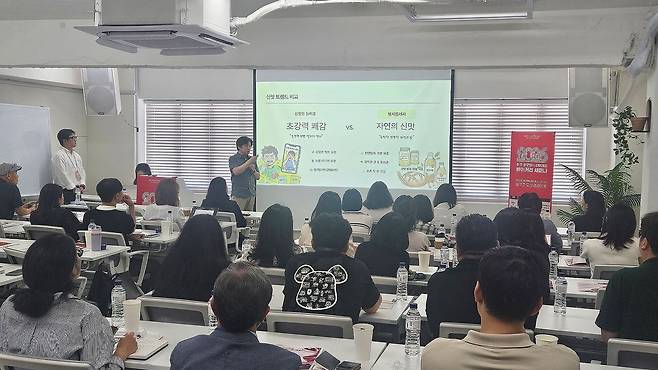 식품MD 김진영 작가가 신맛 트렌드를 주제로 타트체리 산미의 역할과 활용법에 대해 설명하고 있다. 사진 미국타트체리마케팅협회