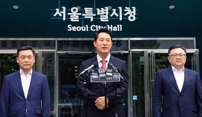 오세훈 국민의힘 서울시장 당선인이 4일 서울시청에서 시민들에게 감사 인사를 전하고 있다. 뉴스1