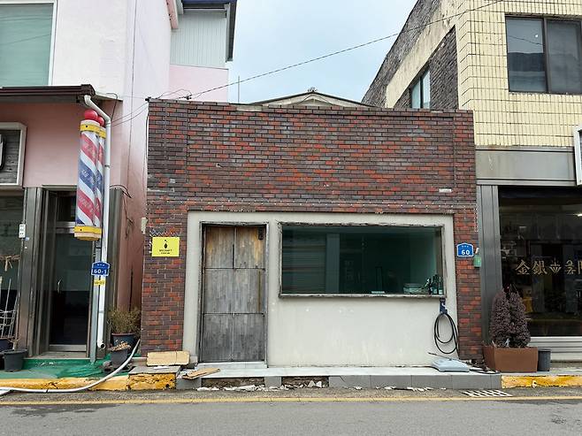 충남 서천군 한산면 청년마을 ‘삶기술학교’ 참여자들이 사진관, 미술교습소 등으로 건물을 리모델링해 창업했던 공간. 2017년부터 2019년까지 운영된 이 청년마을은 정부 지원이 종료되자 사업 참여자들이 마을을 떠나면서 상당수 공간이 운영을 멈췄다. /서민경 제공