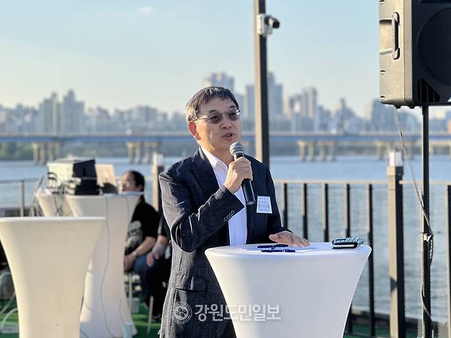 ▲ 강원 출신 재경 공직자·경제인 모임인 강원사랑회(회장 문일재)는 5일 서울 여의도 한강공원 이랜드크루즈 1터미널 루프탑에서 정기모임을 개최했다.
