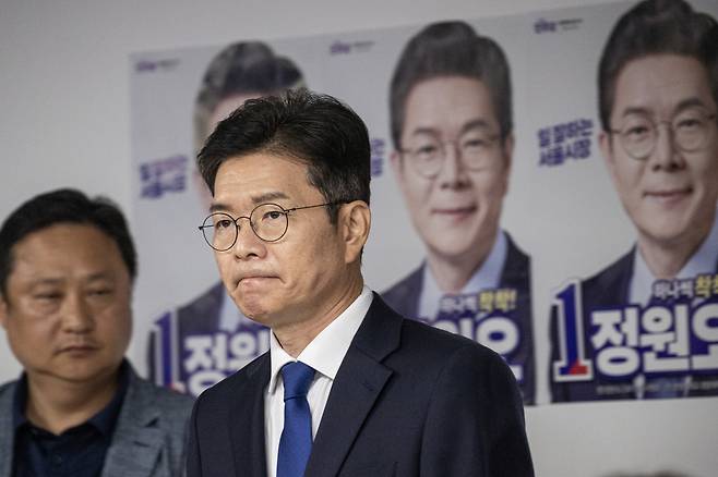 정원오 더불어민주당 서울시장 후보가 지난 4일 낙선 인사를 하기 위해 서울 중구에 있는 선거사무소에 입장하고 있다. 연합뉴스