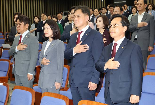 6·3 국회의원 재보궐선거에서 당선된 국민의힘 의원들이 5일 국회에서 열린 의원총회에서 국기에 경례하고 있다. 왼쪽부터 경기 평택을 유의동 의원, 대구 달성 이진숙 의원, 울산 남갑 김태규 의원, 충남 공주ㆍ부여ㆍ청양 윤용근 의원. 연합뉴스