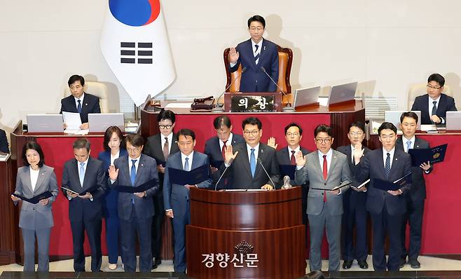 송영길 더불어민주당 의원(가운데), 한동훈 무소속 의원(왼쪽에서 5번째) 등 6·3 지방선거와 동시에 치러진 국회의원 재보궐 선거에 당선된 의원들이 5일 국회 본회의에서 선서를 하고 있다. 박민규 선임기자