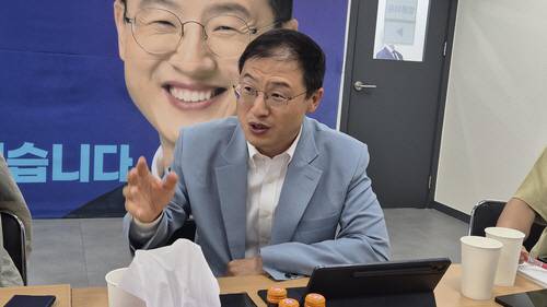 김상욱 울산시장 당선인이 5일 남구 자신의 선거사무실에서 가진 시 출입기자 간담회에서 인수위 구성과 취임 후 시정 방향 등을 밝히고 있다. 연합누스