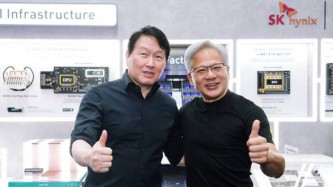 기념 촬영하는 최태원 회장과 젠슨 황 CEO/ 사진=연합뉴스
