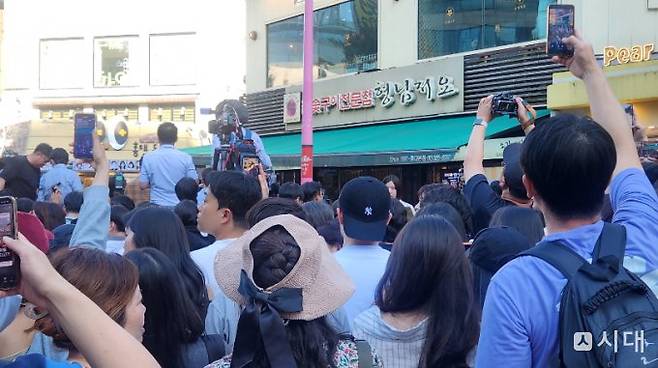 젠슨 황 엔비디아 CEO(최고경영자)가 방문한 홍대 고깃집 '형님 저요' 앞에 일찍부터 취재진과 사람들이 몰려 혼잡함이 극에 달했다. /사진=양진원 기자