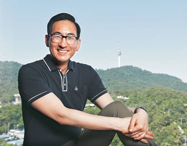 윤태식 위스콘신-매디슨대 교수가 지난달 31일 서울 중구 신라호텔에서 남산타워를 뒤로한 채 환하게 웃고 있다. 백동현 기자