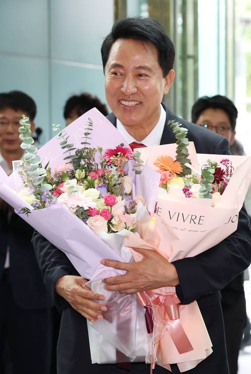 오세훈 서울시장 당선인이 4일 오전 서울시청 로비에서 직원들이 준비해 준 꽃다발을 받고 기뻐하고 있다. 백동현 기자