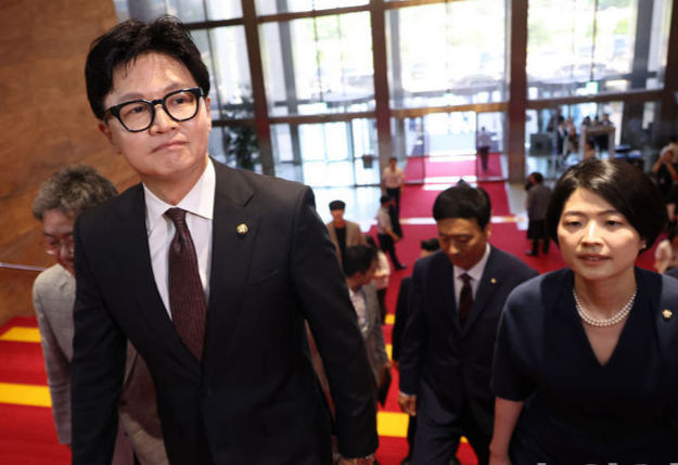 한동훈 무소속 부산 북구갑 국회의원 당선인이 5일 오후 서울 여의도 국회에서 국민의힘 친한계 의원들과 본회의장으로 향하고 있다. 뉴시스