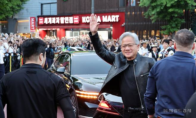 젠슨 황 엔비디아 최고경영자(CEO)가 5일 서울 마포구 홍익대학교 인근 삼겹살 음식점 ‘형님 저요’에 들어서고 있다. 윤창빈 기자.