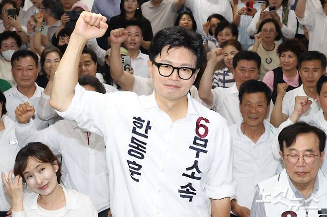 부산 북갑 국회의원 보궐선거 무소속 한동훈 후보가 4일 부산 북구 선거사무소에서 당선이 확실시되자 기뻐하고 있다. 부산=류영주 기자