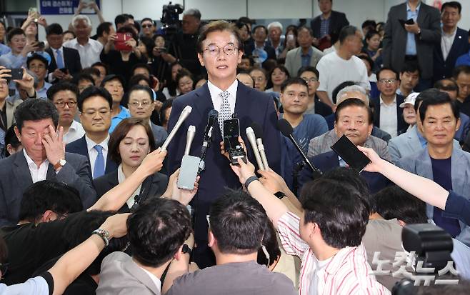 전재수 더불어민주당 부산시장 후보가 4일 새벽 부산 부산진구 선거사무소에서 당선이 확정된 후 소감을 밝히고 있다. 부산=류영주 기자