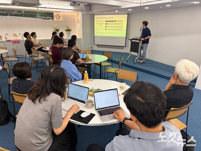 지난 1일 서울 중구 필동2가 희년평화빌딩 평화마당에서 열린 희년함께 2차 부동산개혁 포럼 '부동산 개혁 국면, 교회는 지금 어디 있는가?'. 김지만 희년실천센터장이 '2026 기독시민 부동산 문제 인식 조사'의 결과를 보고하고 있다. 이정우 영상기자