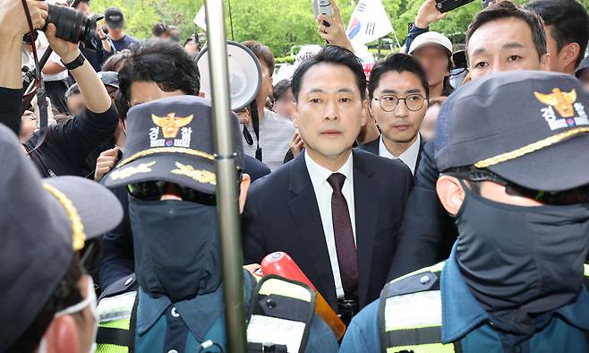국민의힘 장동혁 대표가 5일 잠실7동 투표함 개표가 진행되고 있는 서울 송파구 올림픽공원 핸드볼경기장에 도착하고 있다. 연합