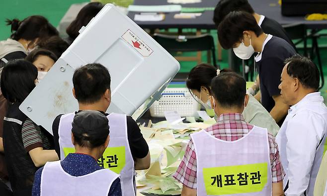 5일 서울 송파구 올림픽공원 핸드볼경기장에 마련된 제9회 전국동시지방선거 개표소에서 관계자들이 개표를 하고 있다. 뉴시스