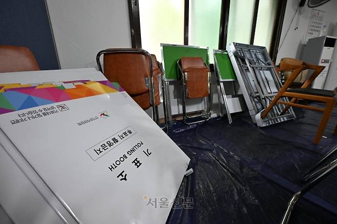 5일 제9회 전국동시지방선거 및 국회의원 재·보궐선거 투표용지 부족사태가 발생했던 서울 송파구 잠실7동 제2투표소에 투표함이 반출된 후 흔적만 남아 있다. 2026.6.5. 도준석 전문기자