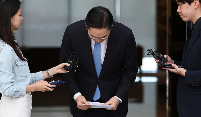 출장을 마치고 급거 귀국한 이재용 삼성전자 회장이 16일 서울 김포비즈니스항공센터(SGBAC)에서 머리 숙여 사죄 인사를 하고 있다. 연합뉴스