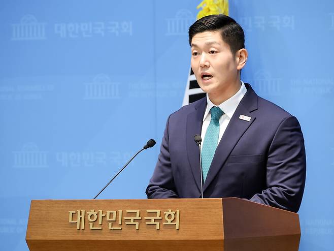 김재섭 국민의힘 의원이 5월13일 국회 소통관에서 기자회견을 열고 정원오 더불어민주당 서울시장 후보의 폭행 전과와 관련한 내용을 밝히고 있다. ⓒ연합뉴스