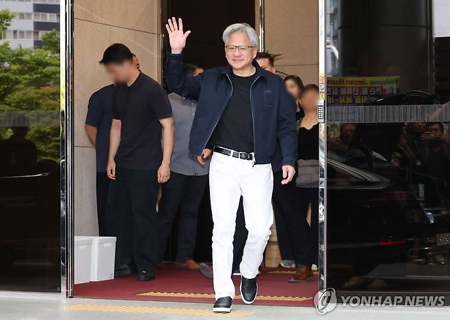 엔비디아 젠슨 황 CEO 방한 (서울=연합뉴스) 임화영 기자 = 엔비디아 젠슨 황 최고경영자(CEO)가 5일 전용기편으로 서울 강서구 김포비즈니스항공센터(SGBAC)에 도착해 센터를 나서며 인사하고 있다. 2026.6.5 hwayoung7@yna.co.kr