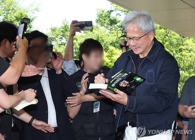 팬들에게 사인해주는 엔비디아 젠슨 황 CEO (서울=연합뉴스) 임화영 기자 = 엔비디아 젠슨 황 최고경영자(CEO)가 5일 전용기편으로 서울 강서구 김포비즈니스항공센터(SGBAC)에 도착해 센터를 나서며 팬들에게 사인을 해주고 있다. 2026.6.5 hwayoung7@yna.co.kr
