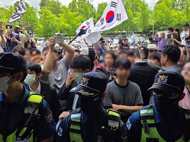 5일 오전 서울 송파구 올림픽공원 핸드볼경기장 앞에 모인 시위대가 경찰과 대치하고 있다.(사진=김현재 기자)