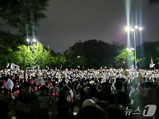 6·3 지방선거 투표용지 부족 사태에 반발한 시민들이 6일 서울 송파구 올림픽공원 핸드볼경기장 개표소 앞에 모여 재선거를 요구하는 구호를 외치고 있다. 2026.6.6 ⓒ 뉴스1 신윤하 기자