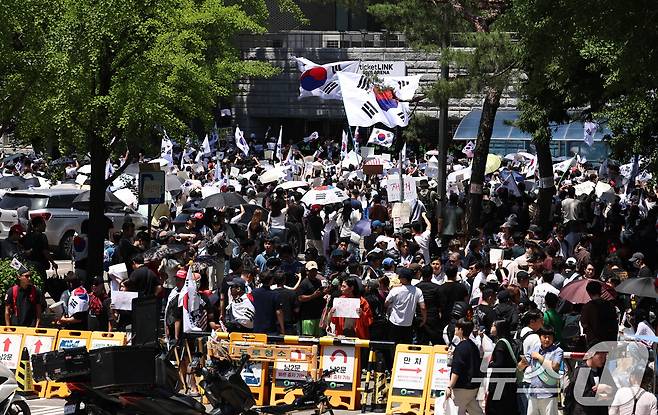 6·3 지방선거 투표용지 부족 사태에 반발한 시민들이 6일 오전 서울 송파구 올림픽공원 핸드볼경기장 개표소 앞에 모여 재선거를 요구하는 구호를 외치고 있다. 2026.6.6 ⓒ 뉴스1 구윤성 기자