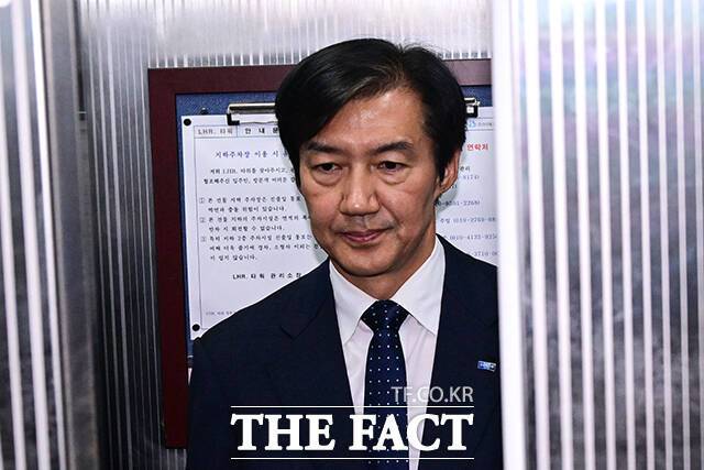 조국 전 조국혁신당 평택을 재선거 후보가 4일 오전 경기 평택시 선거사무소에서 당원과 지지자들에게 낙선 인사를 전하고 승강기에 몸을 싣는 모습. /남윤호 기자