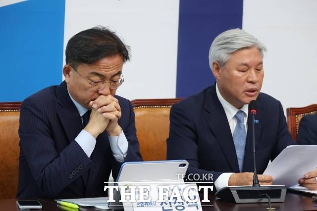 신장식 조국혁신당 대표 권한대행은 5일 서울 여의도 국회에서 열린 파란개비선거대책위원회 해단식에서 "민주개혁진영의 연대와 통합은 본진인 민주당의 성찰과 전환 없이는 불가능하다"며 "함께 논의하고 길을 찾아나가는 품 넓은 민주당을 기대한다"고 밝혔다. 사진은 신 권한대행. /뉴시스