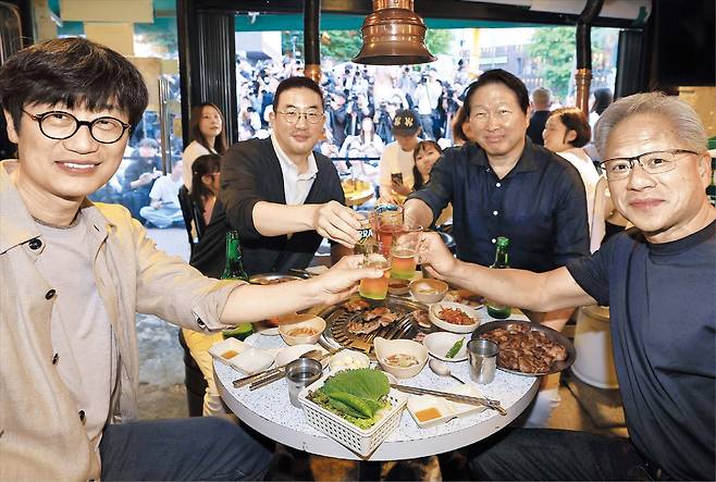 5일 오후 서울 마포구 홍익대 인근 삼겹살집 ‘형님 저요’에서 열린 이른바 ‘삼겹살·소맥(소주+맥주) 형님 회동’에서 이해진 네이버 의장(왼쪽부터), 구광모 LG그룹 회장, 최태원 SK그룹 회장, 젠슨 황 엔비디아 최고경영자(CEO)가 건배하고 있다. /고운호 기자