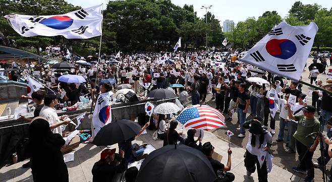 6·3 지방선거 투표용지 부족 사태에 반발한 시민들이 6일 오전 서울 송파구 올림픽공원 핸드볼경기장 개표소 앞에 모여 재선거를 요구하는 구호를 외치고 있다./뉴스1
