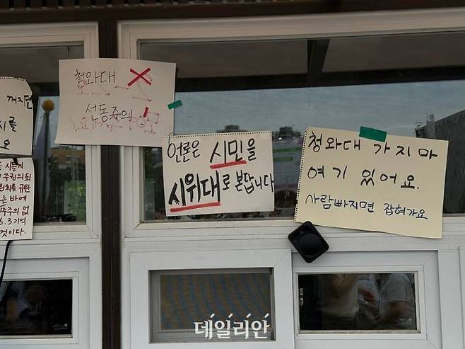 개표소인 핸드볼경기장 유리창에 손글씨 피켓이 붙어 있다.ⓒ데일리안 어윤수 기자
