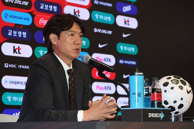 홍명보 한국 축구대표팀 감독이 지난달 16일 서울 종로구 케이티(KT) 광화문 빌딩 웨스트 온마당에서 열린 2026 북중미 월드컵 최종 명단 발표 기자회견에서 취재진의 질문에 답하고 있다. 연합뉴스