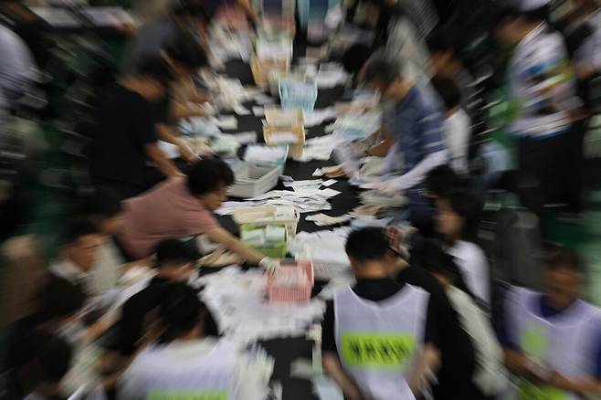 서울 올림픽공원 핸드볼경기장에 마련된 송파구 개표소에서 개표 작업이 진행되고 있다.