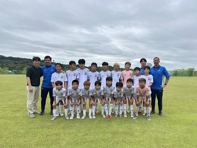 K리그2 충북청주FC 유소년팀 훈련을 참관한 스페인 축구 교육 전문 기관 '스마트풋볼'의 컨설턴트 제라르 폰트 에르난데스(왼쪽)와 암브로스 세구라 몰리네르. 사진=프로축구연맹
