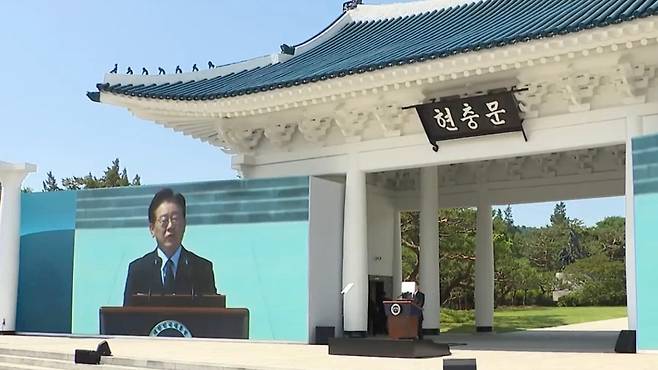 이재명 대통령이 6일 서울 동작구 국립서울현충원에서 열린 제71회 현충일 추념식에서 추념사를 하고 있다. (SBS 캡처)