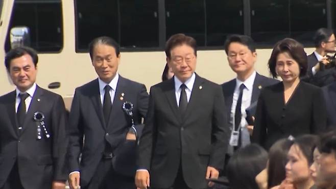 이재명 대통령과 김혜경 여사가 6일 서울 동작구 국립서울현충원을 찾아 제71회 현충일 추념식에 참석하고 있다. (SBS 캡처)