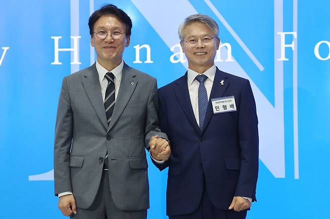 6일 오후 광주 서구 치평동 김대중컨벤션센터에서 열린 KBC 광주방송 주관 2026 뉴호남포럼에서 김민석(왼쪽) 국무총리가 민형배 전남광주통합특별시장 당선인과 기념사진을 찍고 있다. 연합뉴스