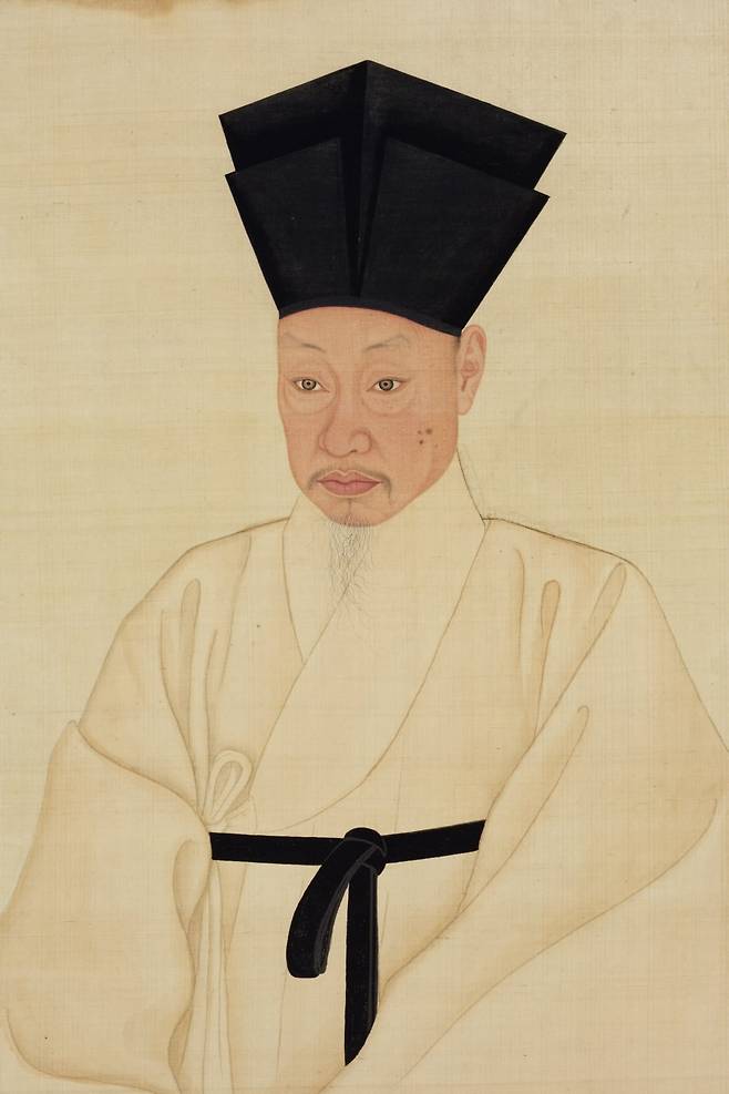 이명기·김홍도 '서직수 초상'(1796). 얼굴은 이명기가, 몸은 김홍도가 그린 양반 서직수의 초상화다. 풍성한 흰 도포의 주름과 질감에서 옷을 실물처럼 그려낸 김홍도의 솜씨를 볼 수 있다. 보물로 지정돼 있다. /국립중앙박물관