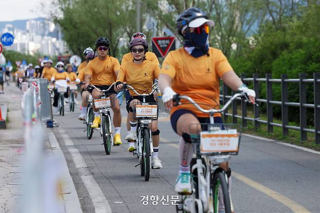 서울 광진구 뚝섬한강공원에서 열린 제3회 쉬엄쉬엄 한강 3종 축제에 자전거를 타고 있다. 한수빈 기자