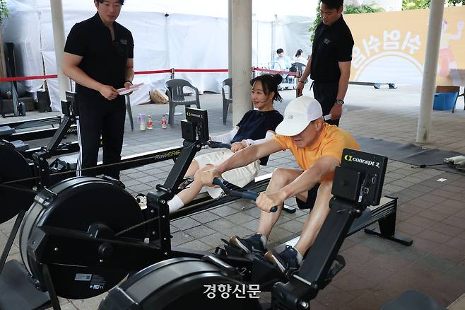 쉬엄쉬엄 한강 3종 축제에 참여한 시민들이 체력 측정을 하고 있다.