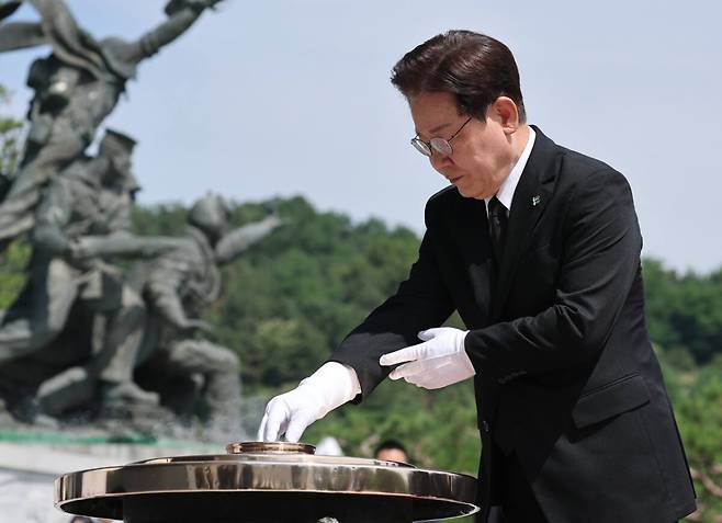 이재명 대통령이 6일 서울 동작구 국립서울현충원에서 열린 제71회 현충일 추념식에서 현충탑에 분향하고 있다. 연합뉴스