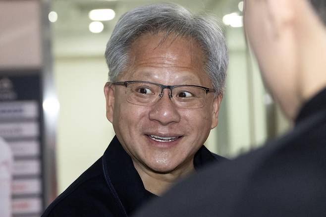취재진 질문 듣는 젠슨 황 CEO / 사진=연합뉴스