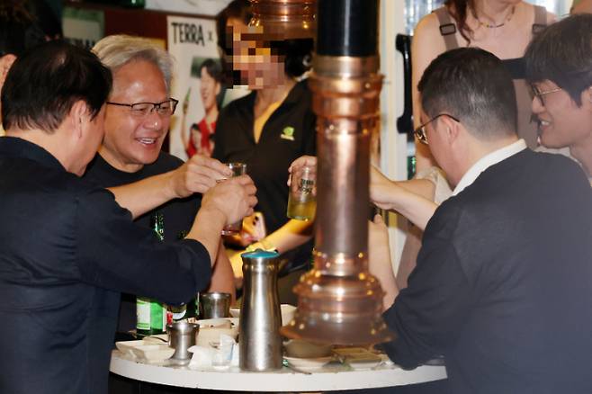 젠슨 황 엔비디아 최고경영자(CEO)가 5일 서울 마포구 홍대 인근의 한 고깃집에서 최태원 SK그룹 회장과 구광모 LG그룹 회장, 이해진 네이버 의장과 이른바 '삼소(삼겹살·소주) 회동'을 하고 있다. /사진=뉴시스