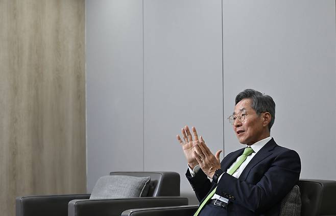 윤종규 KB금융그룹 고문이 지난달 28일 오후 서울 종로구의 집무실에서 인터뷰하고 있다. 임세준 기자