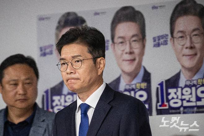 정원오 더불어민주당 서울시장 후보가 4일 오전 서울 중구 세종대로 캠프에서 제9회 전국동시지방선거 개표 상황과 관련 승복 입장을 밝히기 위해 단상으로 향하고 있다. 정 후보는 이날 발표에서 국민의힘 오세훈 후보에게 당선을 축하한다며 시민의 선택을 무겁고 겸허히 받들겠다고 밝혔다. 박종민 기자