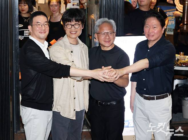 젠슨 황 엔비디아 최고경영자(CEO)가 5일 서울 마포구 홍익대 인근 고깃집에서 국내 기업 총수들과 만나 '삼쏘(삼겹살·소주) 회동'을 마치고 취재진 앞에서 포즈 취하고 있다. 왼쪽부터 LG그룹 구광모 회장, 네이버 이해진 의장, 황 CEO, SK그룹 최태원 회장. 황진환 기자